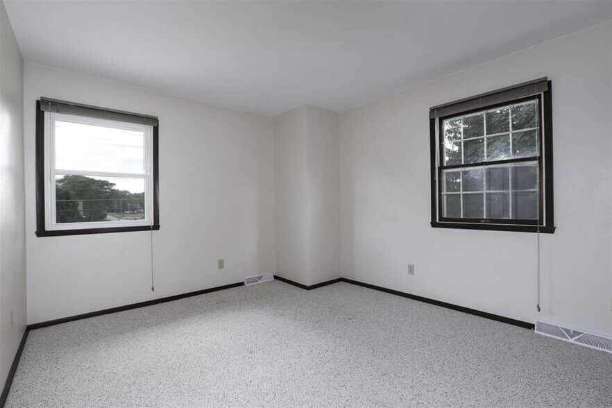 Bedroom 2 - 1140 S Bluemound Dr