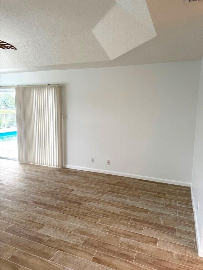 Building Photo - 106 Pepper Tree Cres