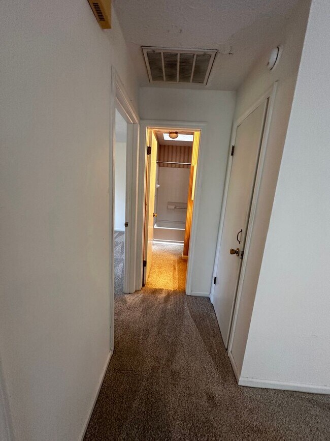 Building Photo - First 2 weeks free for approved applicant.   2 Bedroom home with garage. Great Area and Location!