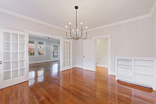 Building Photo - 1015 S Hawthorne Rd