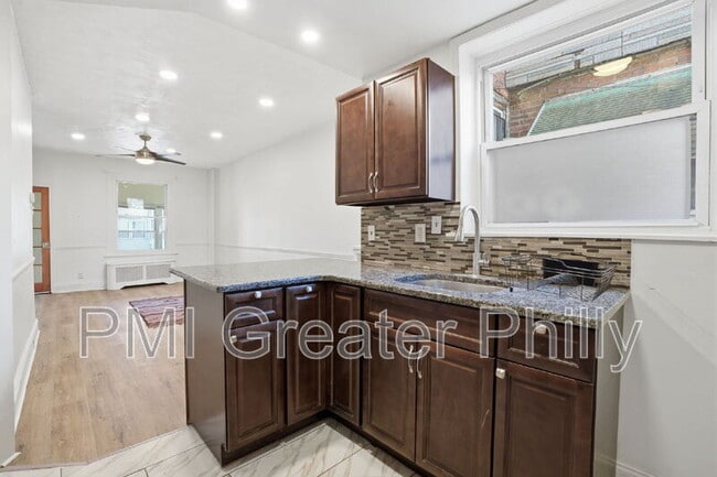 Building Photo - 1916 S Salford St