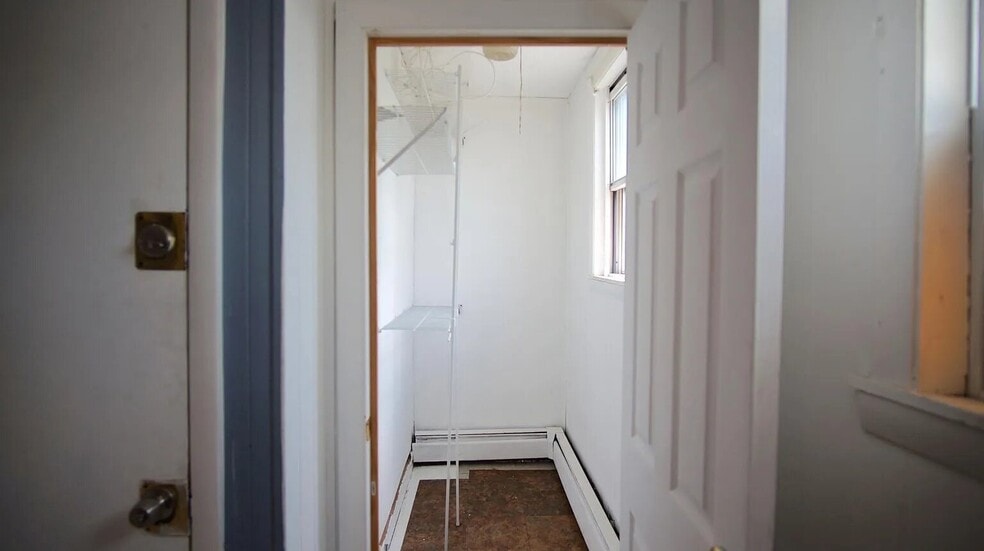 Building Photo - 48 America St