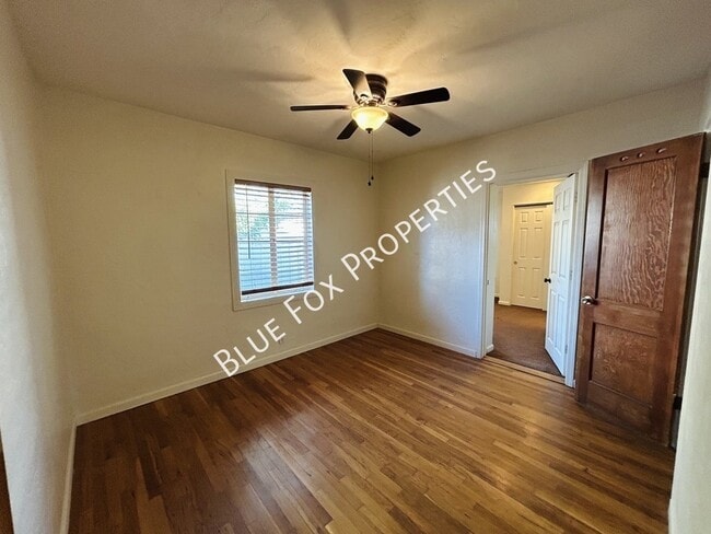 Building Photo - 3021 E Linden St