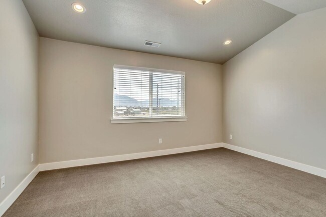 Building Photo - Dog Friendly Exchange Townhome