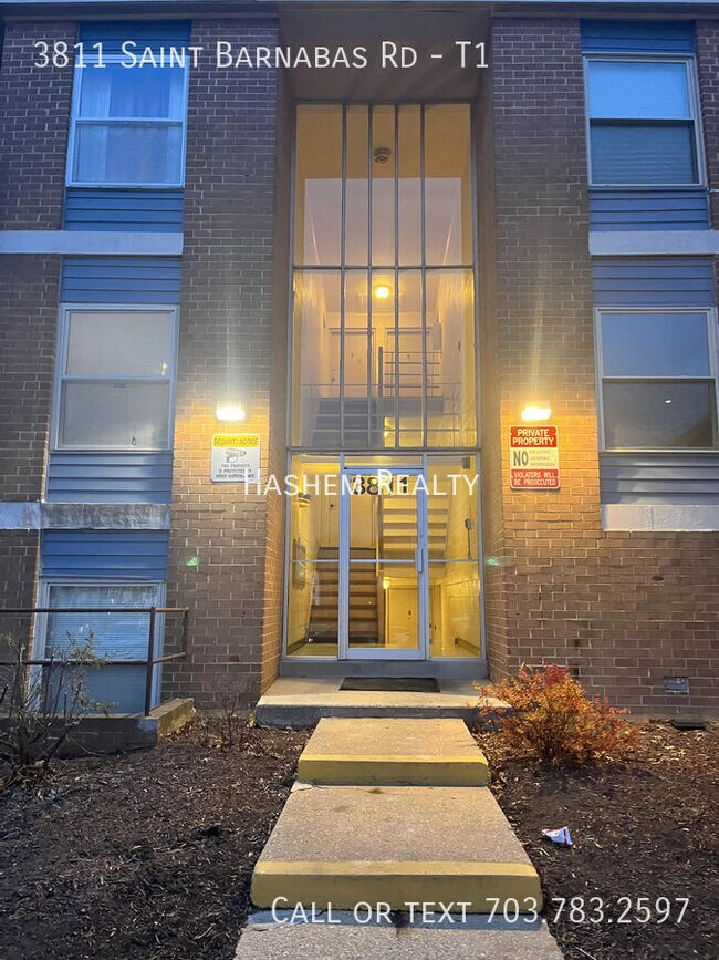 Building Photo - Lovely Updated 2 Bedroom 1 Full Bath Groun...