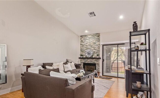 Building Photo - BEAUTIFULLY FURNISHED 2 BEDROOM CONDO