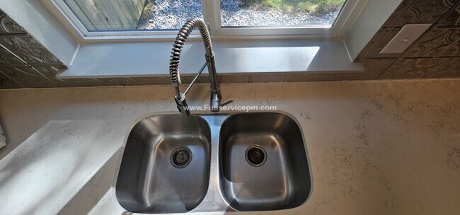 Building Photo - Beautiful duplex apt. on Quiet culdesac