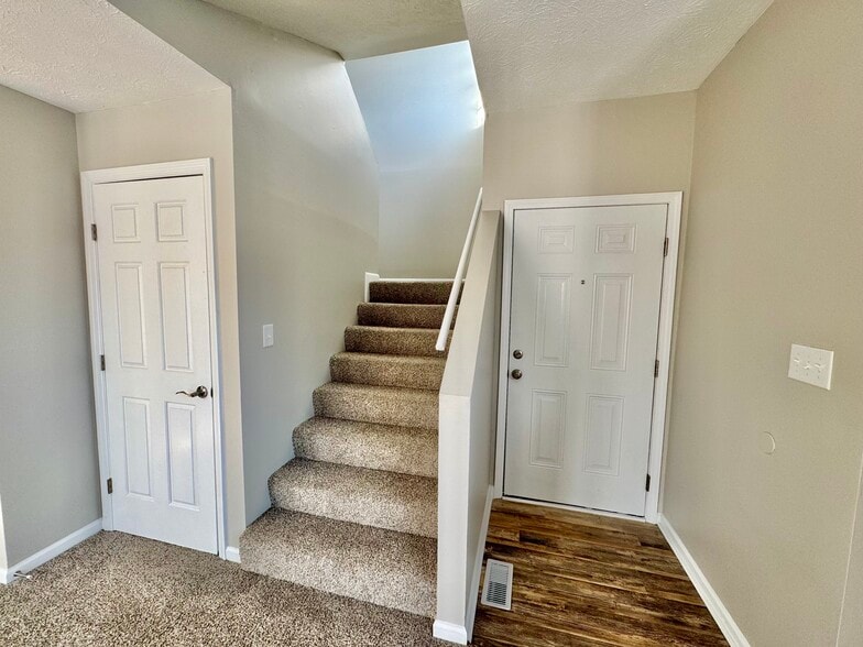 Building Photo - 111 Stratford Ct