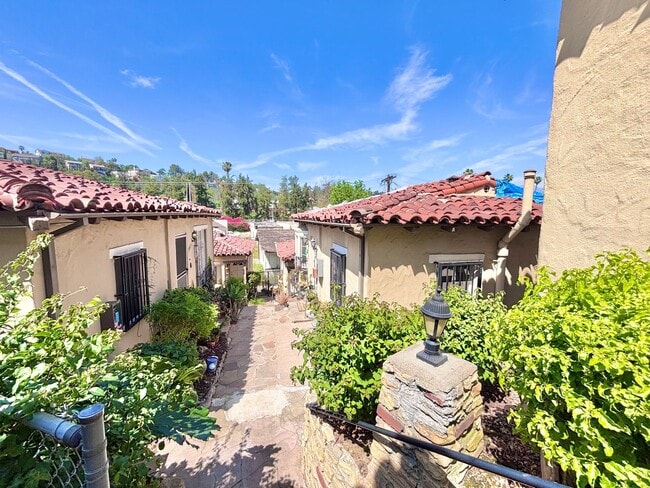 Building Photo - 3945 1/2 Lowell Ave