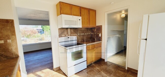 Building Photo - Absolutely Gorgeous 3 bd, 1 ba House locat...