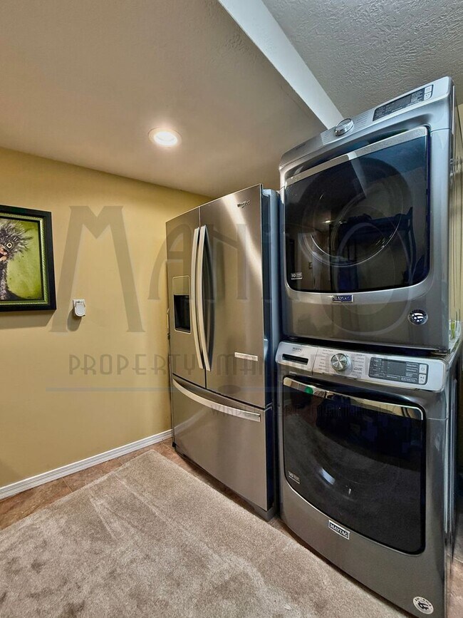 Building Photo - Elegant & Sprawling South Hill Home