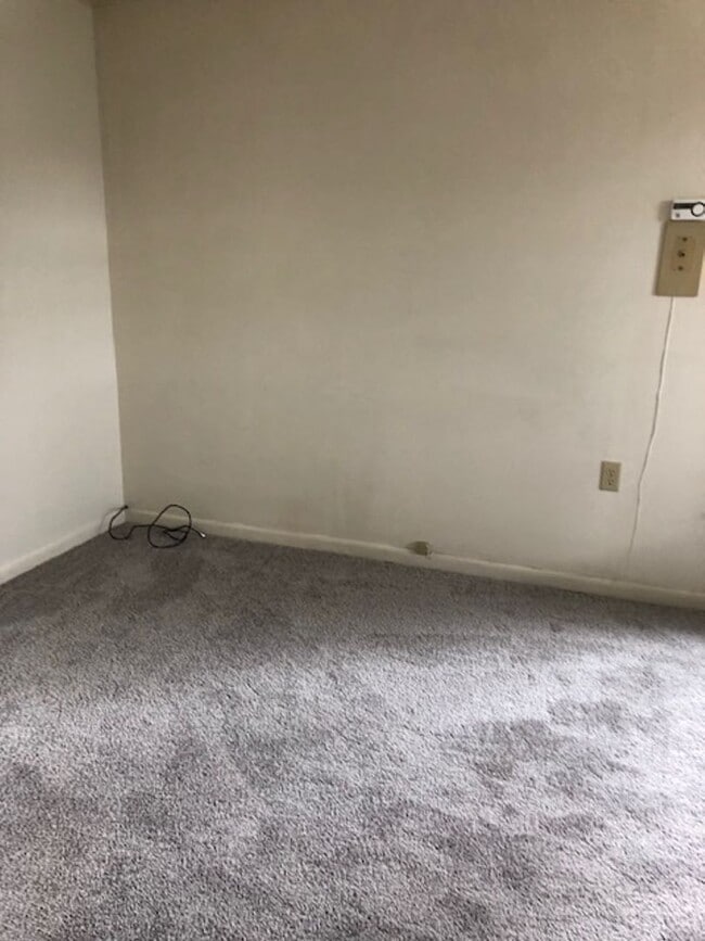 Building Photo - 27 8th Ave W