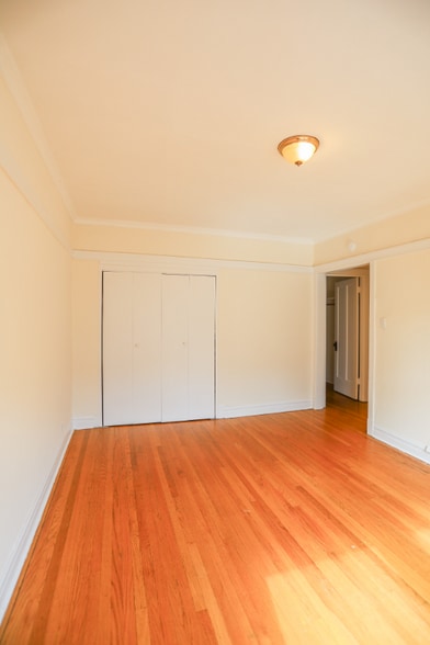 Building Photo - 3349 W Ainslie St