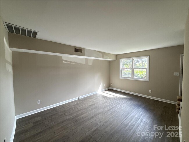 Building Photo - 1613 N Sharon Amity Rd