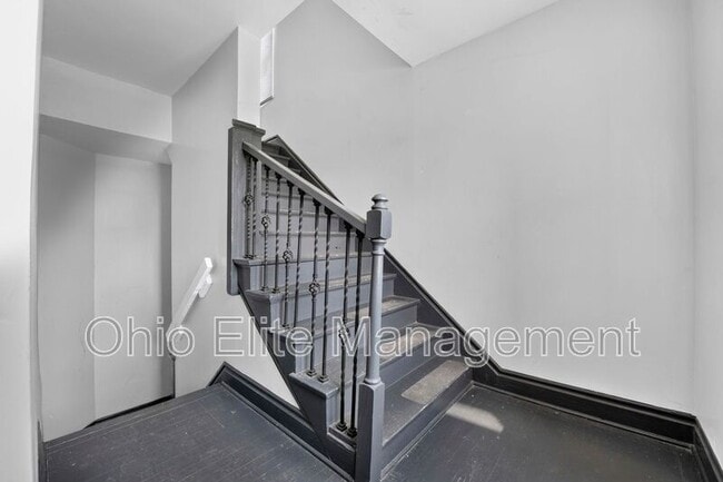 Building Photo - 1094 Oakwood Ave