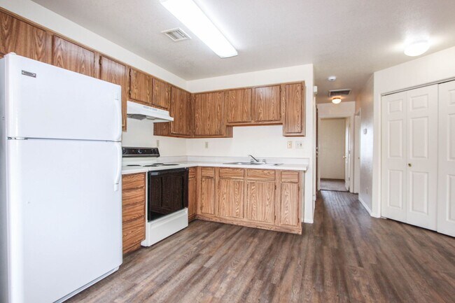 Building Photo - 8460 E Lakeshore Dr