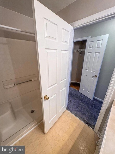 Building Photo - 6500 Lake Park Dr