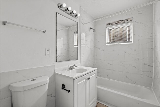 Building Photo - 918 Winnie St