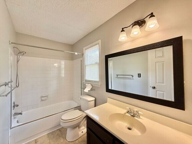 Building Photo - 825 Rawls Dr