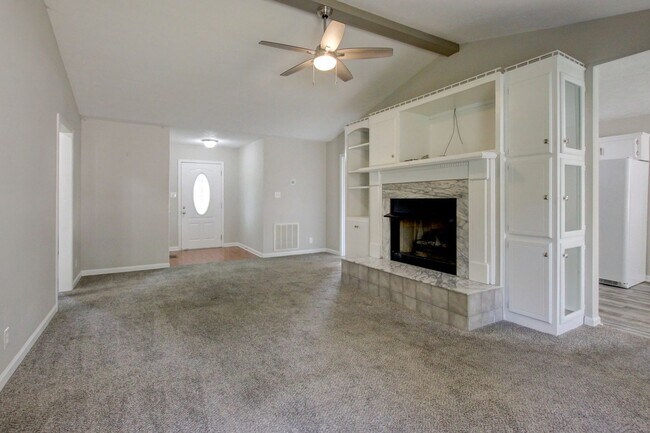Building Photo - Updated 3bed 2 bath in St B with SEPARATE WORKSHOP around back.