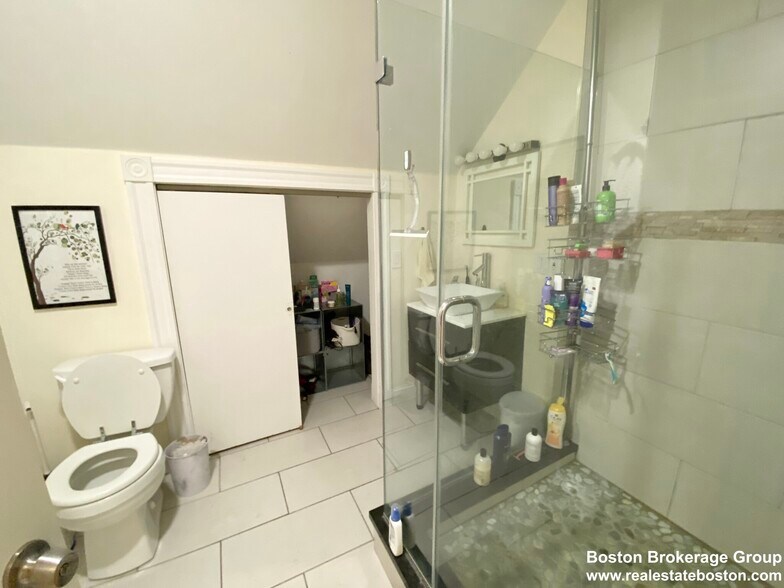 Building Photo - 9 Oswald St