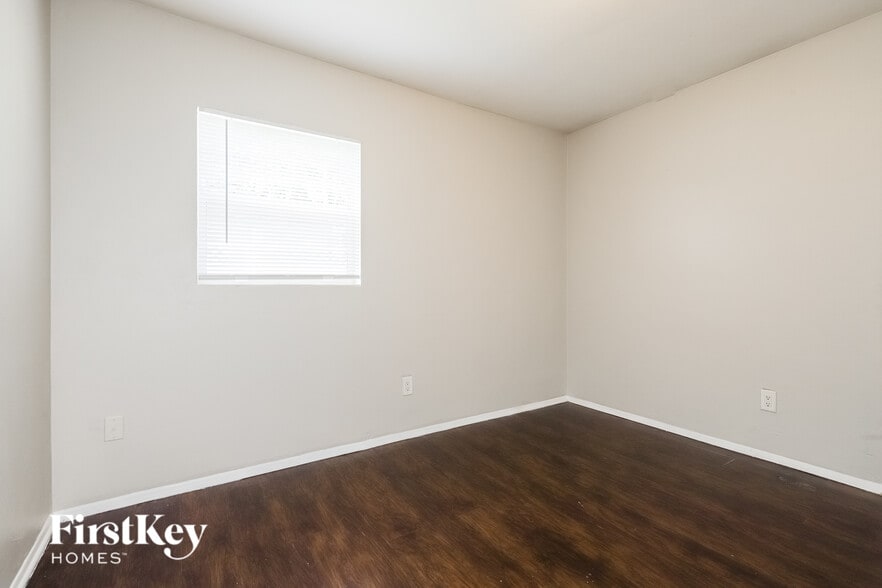 Building Photo - 425 Hampton Ave