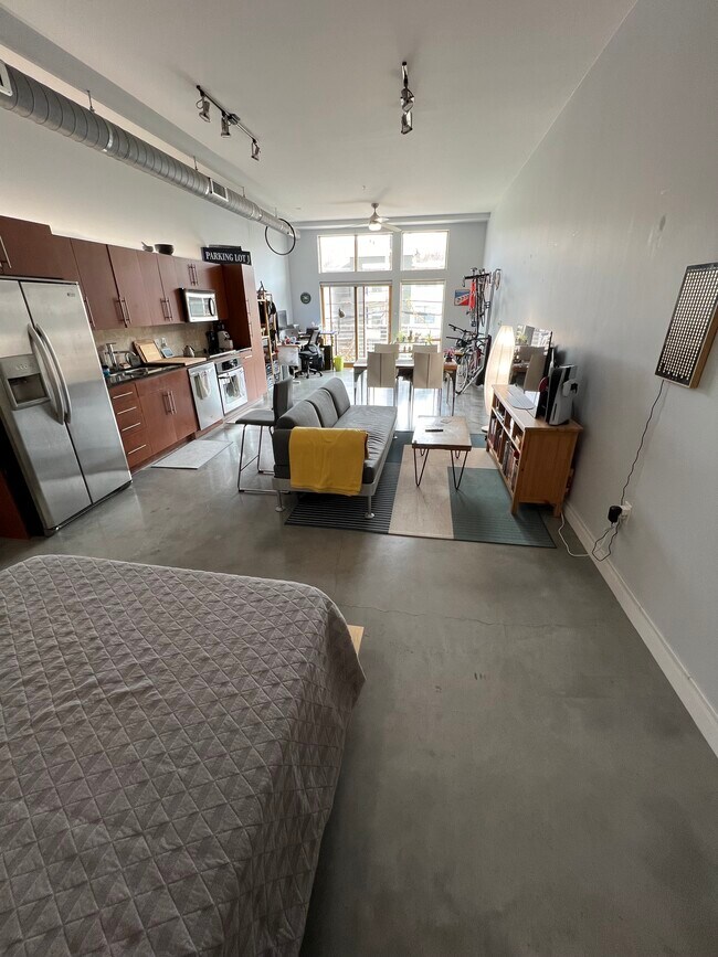 Building Photo - 2124 E 6th St