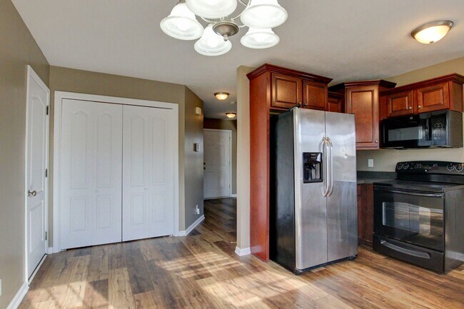 Building Photo - Well-maintained two-story home located in Arthur’s Court.