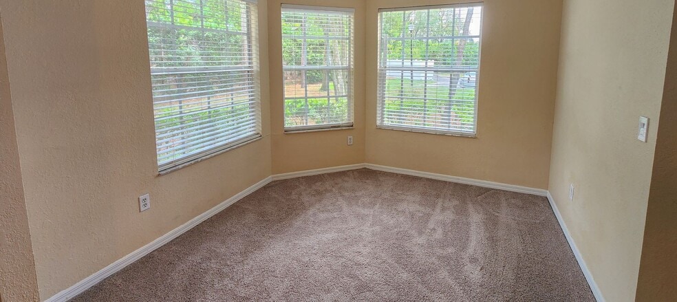 Building Photo - Beautiful 3 bdrm 2 bath botom floor condo available now!