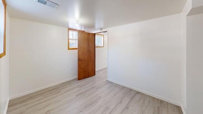 Building Photo - 411 W Bowen Ave