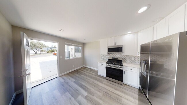 Building Photo - Newly Renovated (2022)! 7BD/3BA