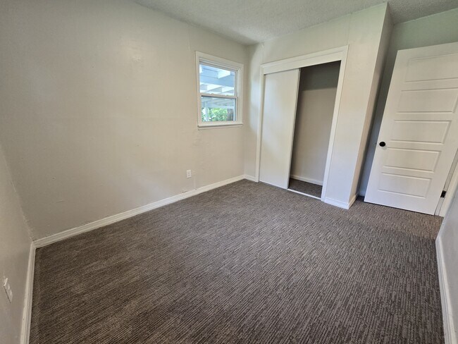 Building Photo - 3325 S Fern St