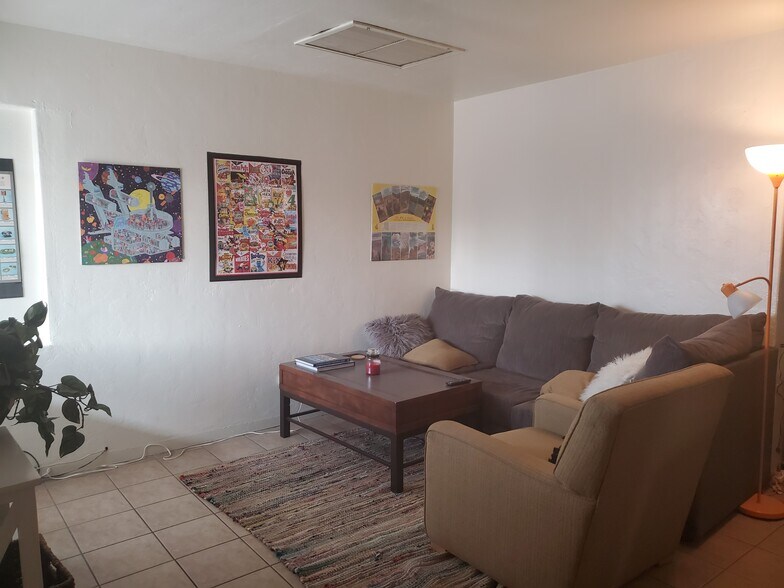 Building Photo - 1727 E 9th St