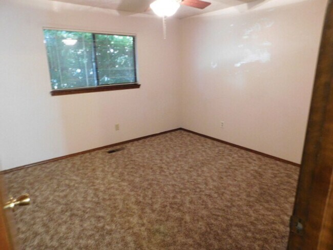 Building Photo - 3Bd/1.5Ba Single Story House - For Viewing!