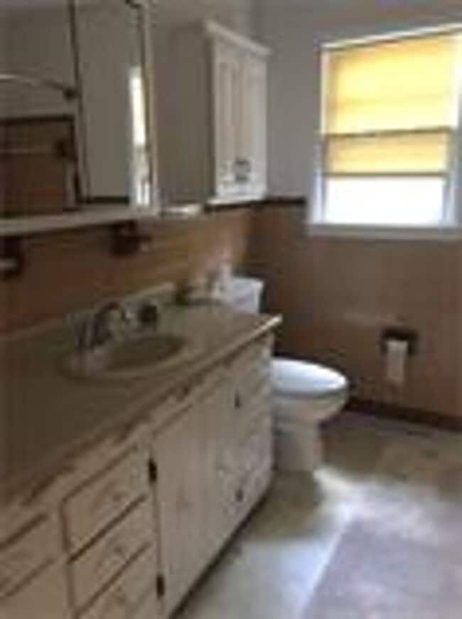 Building Photo - 3 Bedroom single family home in South Hills