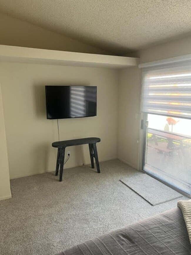 Building Photo - Clean Executive Rental Available Now