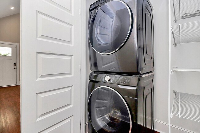 Building Photo - Newer Build Single Family in Washington Heights!