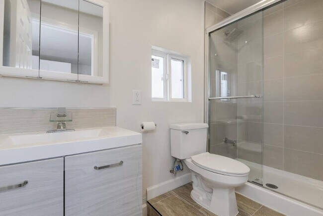 Building Photo - 619 N 14th St