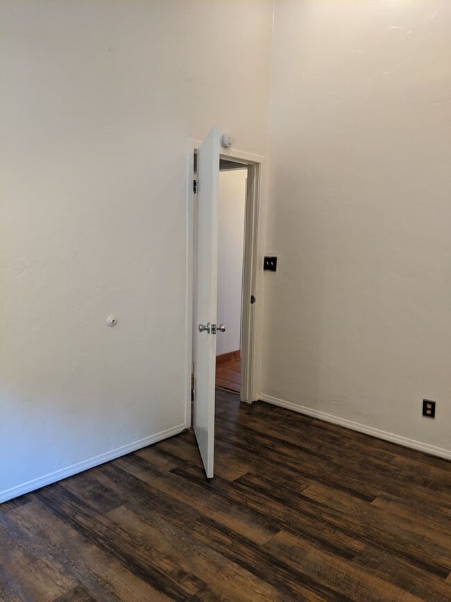 Building Photo - 4 BEDROOM 2 BATH ON CUL-DE-SAC AND LARGE YARD!