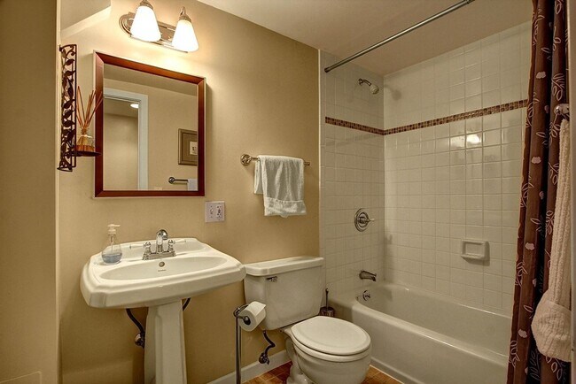 Building Photo - CLICK "REQUEST A TOUR" NOW!