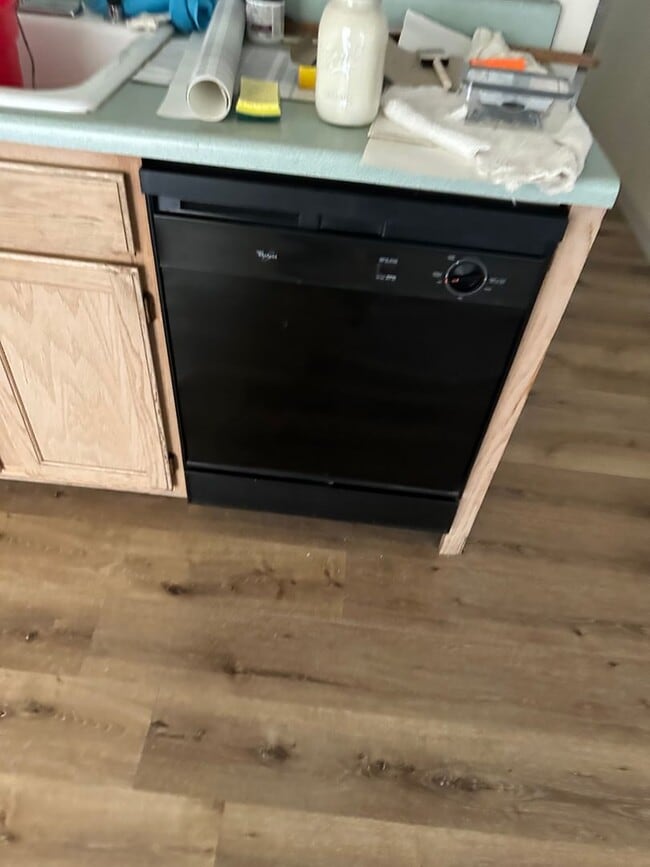 Building Photo - New laminate floors
