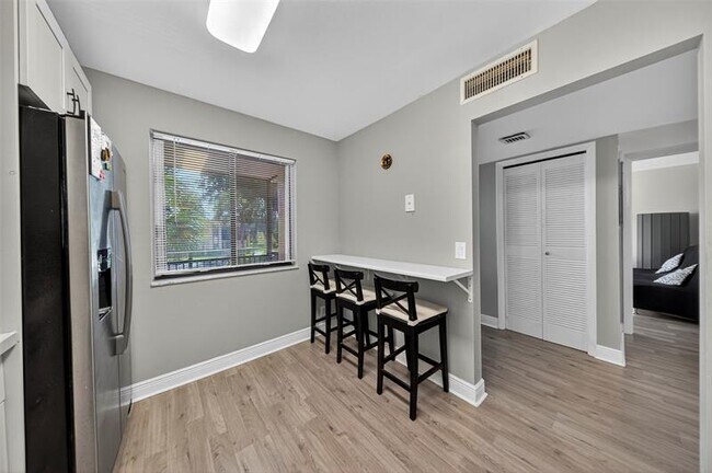 Building Photo - 412 Lakeview Dr