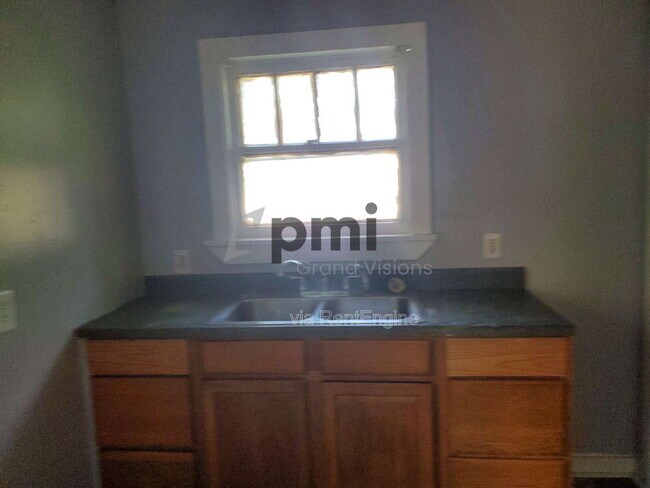 Building Photo - 1312 E Olive St