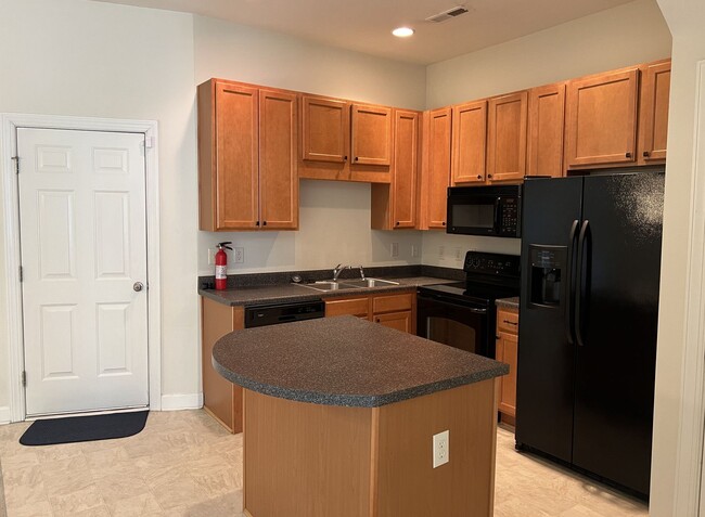 Building Photo - Townhouse For Rent