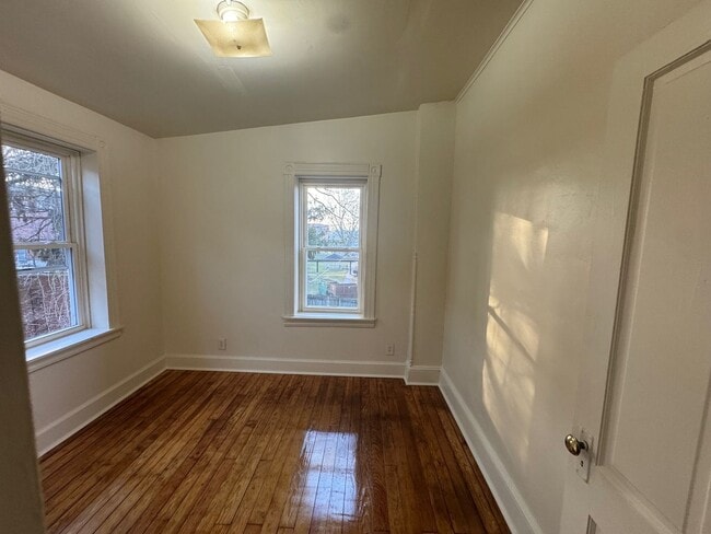 Building Photo - 4 Bedroom Home