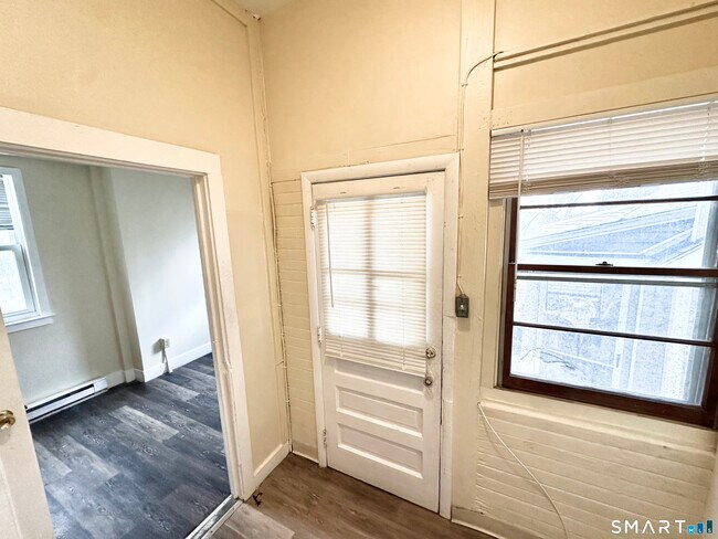 Building Photo - 1431 Bank St