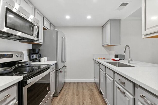 Building Photo - Furnished Optional 3 bed 2 bath Townhome