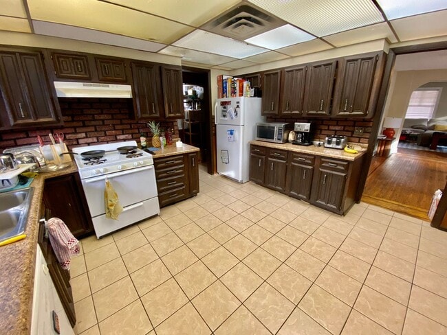 Building Photo - GREAT Remodeled 5BD/2.5BA Property near Di...