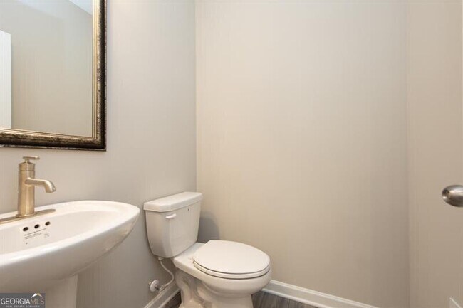 Building Photo - 272 Commons Ave