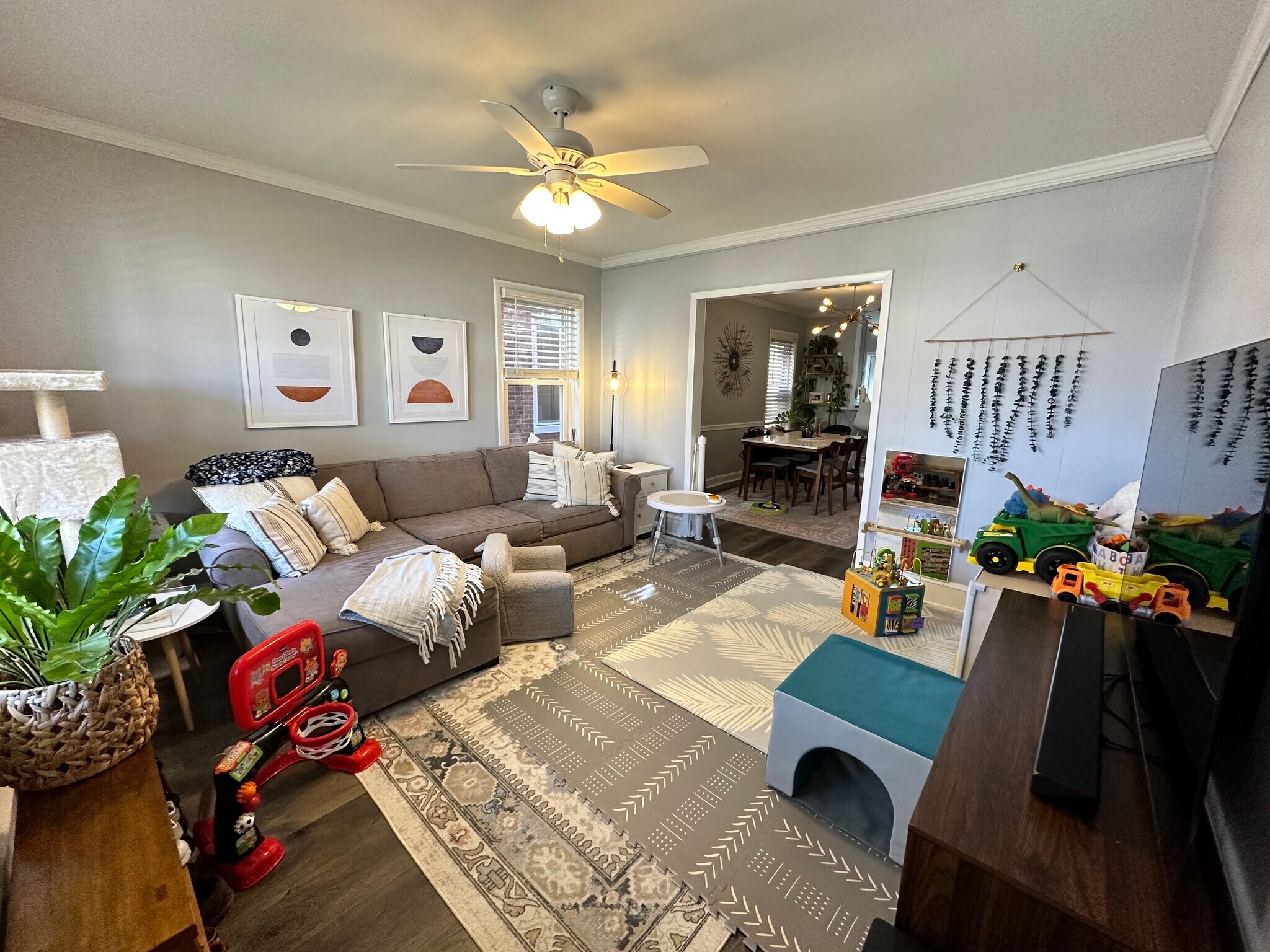 Building Photo - 10 W Knight Ave